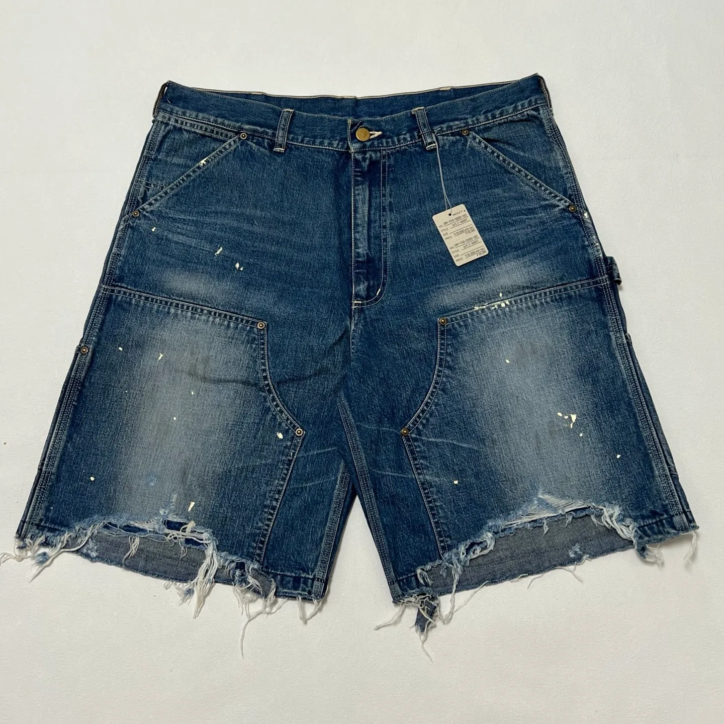 SAINT Mxxxxxx DOUBLE KNEE SHORTS/BLU Knee patches splashed with ink and water-splashed denim shorts. Denim blue S-XL. Custom-woven and dyed denim fabric with clear texture. Heavy-wash water-fading treatment to create local mottled fading/hole effects. Artificial distressing to simulate natural wearing marks. VINTAGE sense. Original consistent damage treatment. Hand-splashed ink and paint. Original consistent wash mark/pocket mark. Double knee patch. Rivet reinforcement. Improve functionality while enhancing design